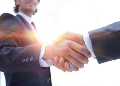 企业集团欢迎合作伙伴握手照片