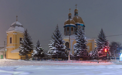 基督徒教会在冬天夜城市