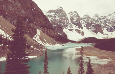 美丽的青绿色海水，冰碛湖与白雪皑皑的山峰上面在加拿大班夫国家公园
