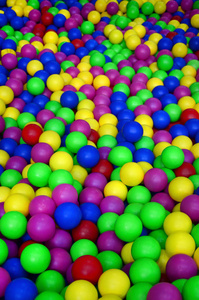 许多五颜六色的塑料球在孩子们的 ballpit 在操场上。关闭模式