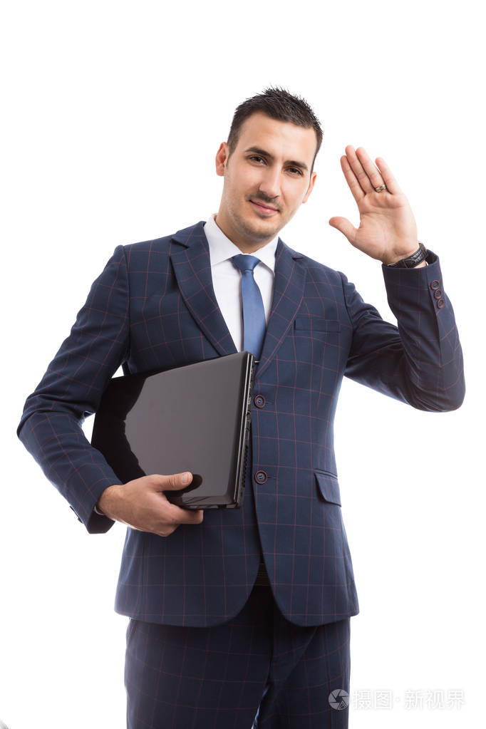 年轻英俊的推销员手持笔记本电脑和飘扬