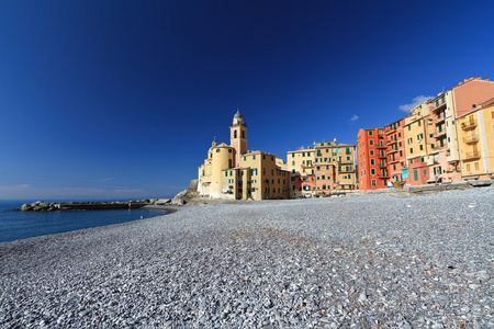 海滨和教会在 camogli