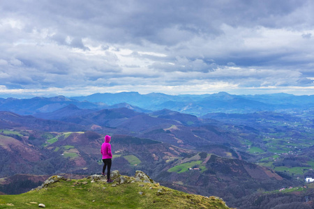 徒步旅行者看风景在 aiako harriak 自然公园与山基普斯夸在背景照片