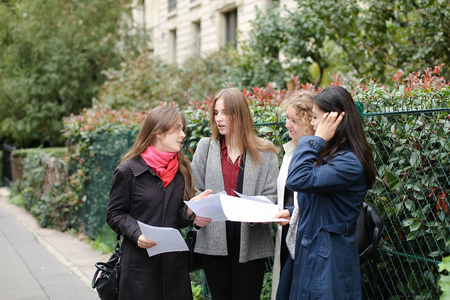 在大学附近学习英语的外国学生图片