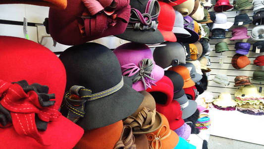商店与许多妇女帽子
