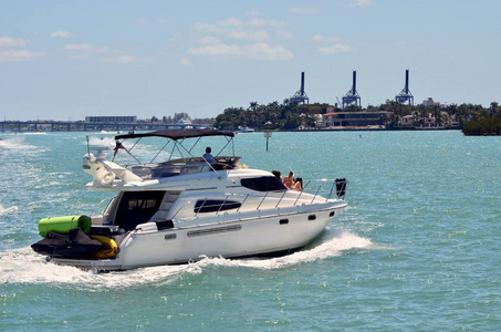 一艘中型豪华机动游艇, 位于佛罗里达州沿岸航道上的迈阿密海滩上的春季休息巡航。