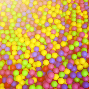 许多五颜六色的塑料球在孩子们的 ballpit 在操场上。关闭模式