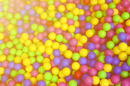 许多五颜六色的塑料球在孩子们的 ballpit 在操场上。关闭模式