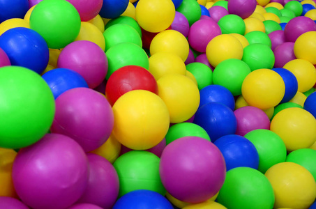 在操场上孩子们的 ballpit 很多塑料彩球