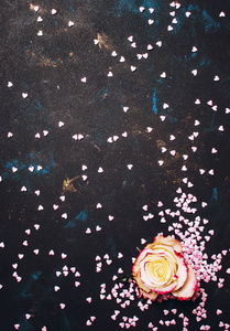 节日背景为情人节, 白玫瑰和甜美的粉红色的心, 顶部视图