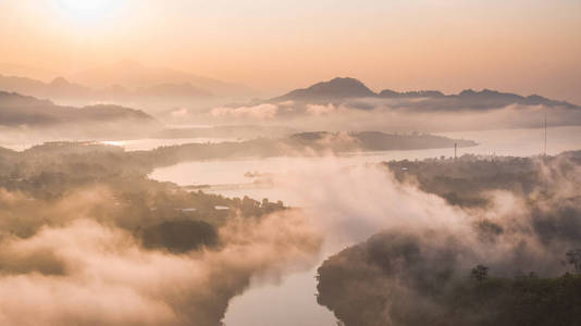 Sangkhlaburi 的周一桥鸟瞰图。北碧府山.泰国