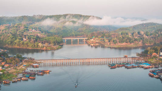 Sangkhlaburi 的周一桥鸟瞰图。北碧府山.泰国