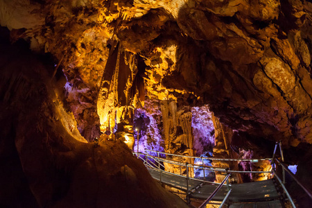 现场从惊人的保加利亚洞穴 Venetsa