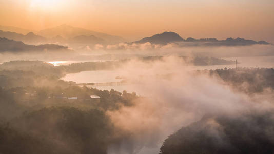 Sangkhlaburi 的周一桥鸟瞰图。北碧府山.泰国