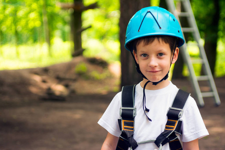 男孩在攀爬在高线森林公园活动