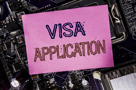 概念手写文本标题灵感显示签证申请。护照业务概念写在便笺上, 计算机主板背景