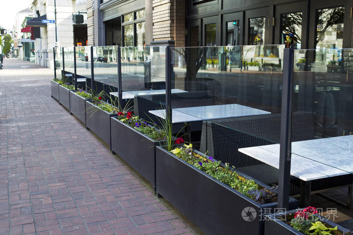 在加拿大的季节性室外咖啡厅