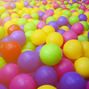 许多五颜六色的塑料球在孩子们的 ballpit 在操场上。关闭模式