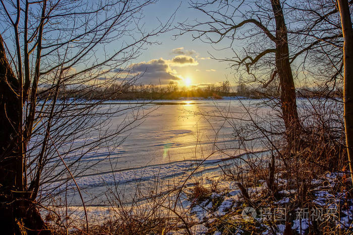 五彩缤纷的冬日日落, 光线透过树木而来