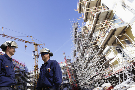 工程师在建筑工程施工现场图片