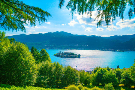 奥尔塔湖景观。从骶蒙 Giulio 岛景观。它