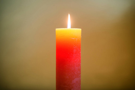 红烛暗软背景下燃烧的红烛照片