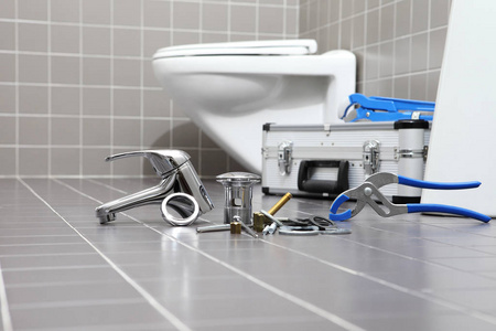 水管工工具和设备在浴室, 水管维修服务