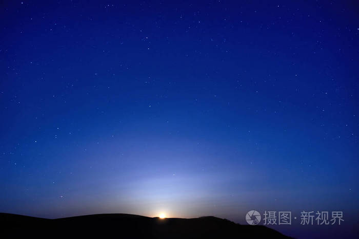 蓝色与许多明星黑暗的夜空月亮崛起空间背景