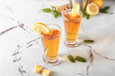 桌上放姜和柠檬的热茶玻璃杯