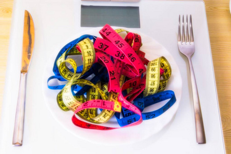 带餐具的胶带的鳞片和板材。饮食和减肥理念