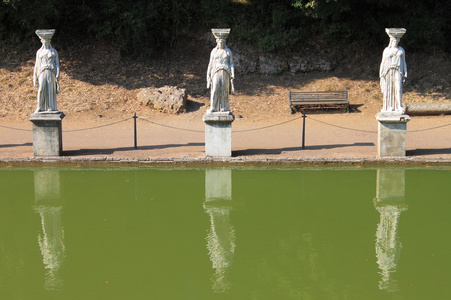 在哈德良别墅的老人星 caryatides