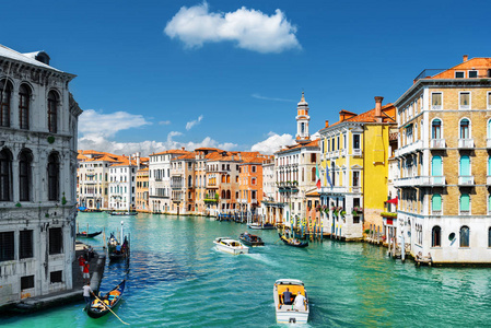 大运河和船。多彩的房子, 威尼斯