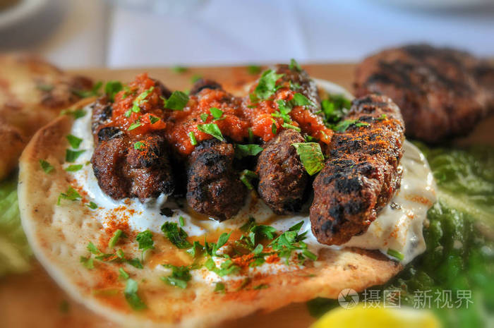 盘子上的希腊烤肉串