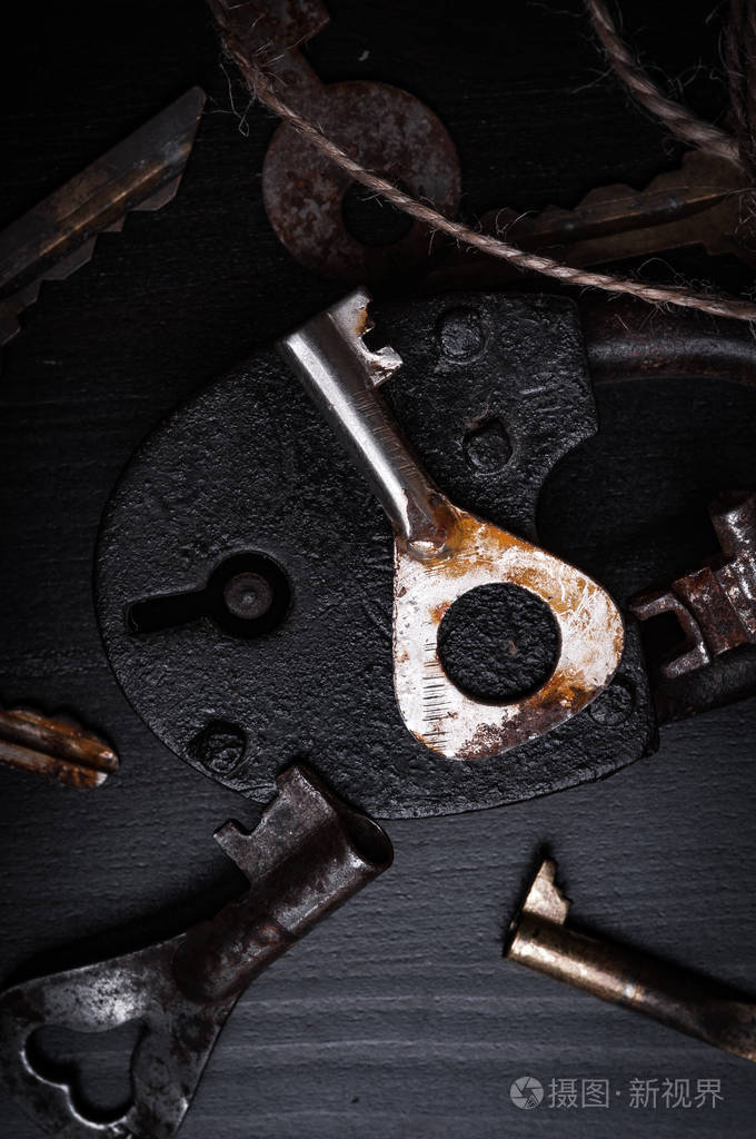 黑铁挂锁和生锈的钥匙