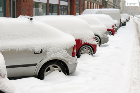 在萨格勒布的雪下的汽车