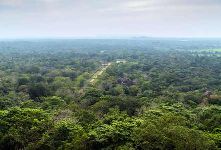 锡吉里亚岩或 Sinhagiri 空中全景, 占主导地位