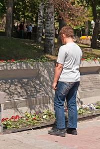 青少年读取大规模坟墓上的铭文