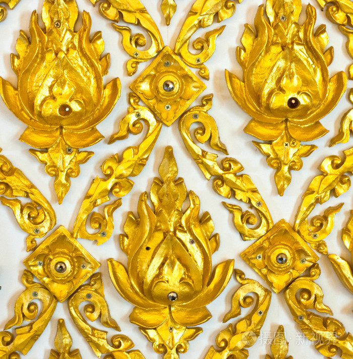 在泰国庙门上的传统泰式风格艺术中的模式