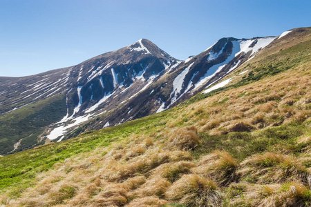 喀尔巴阡山山峰与雪的遗迹