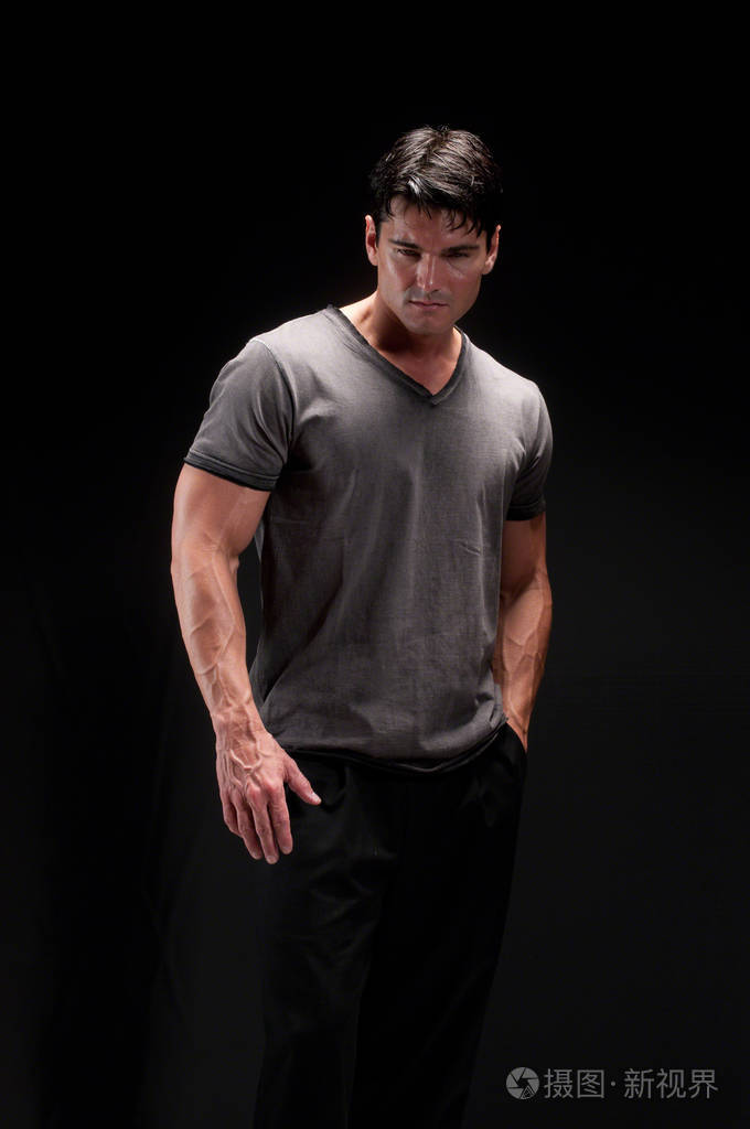 性感的男人正在摆姿势拍照