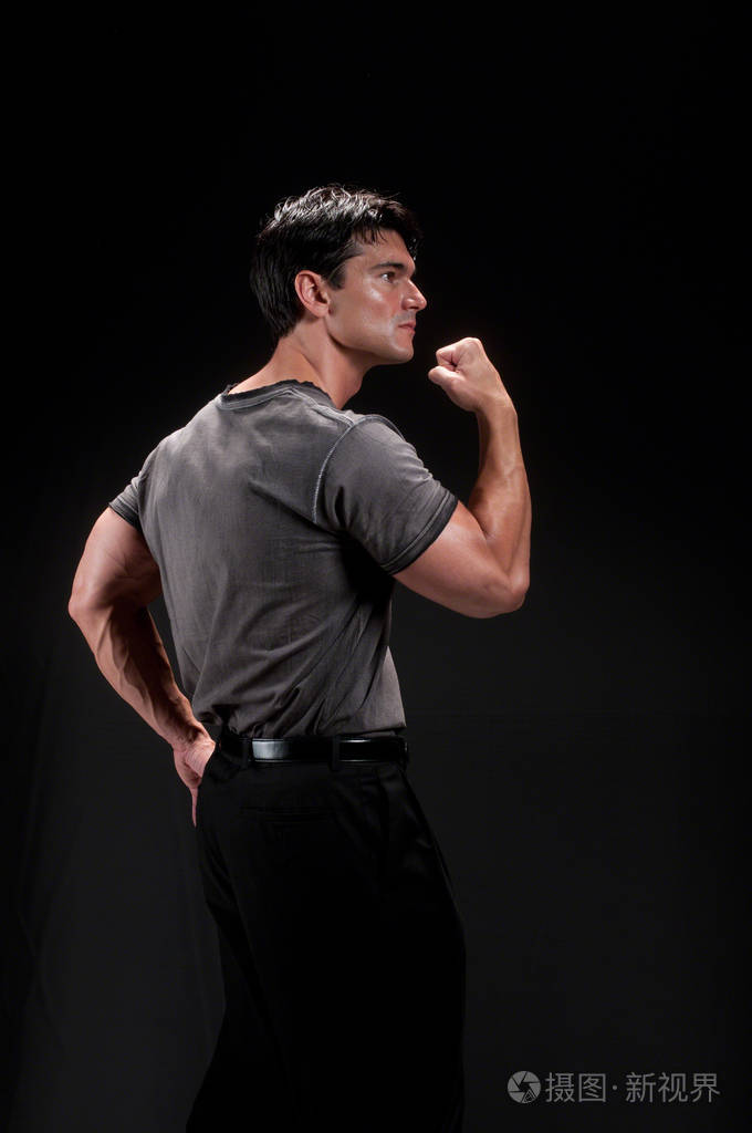 性感的男人正在摆姿势拍照