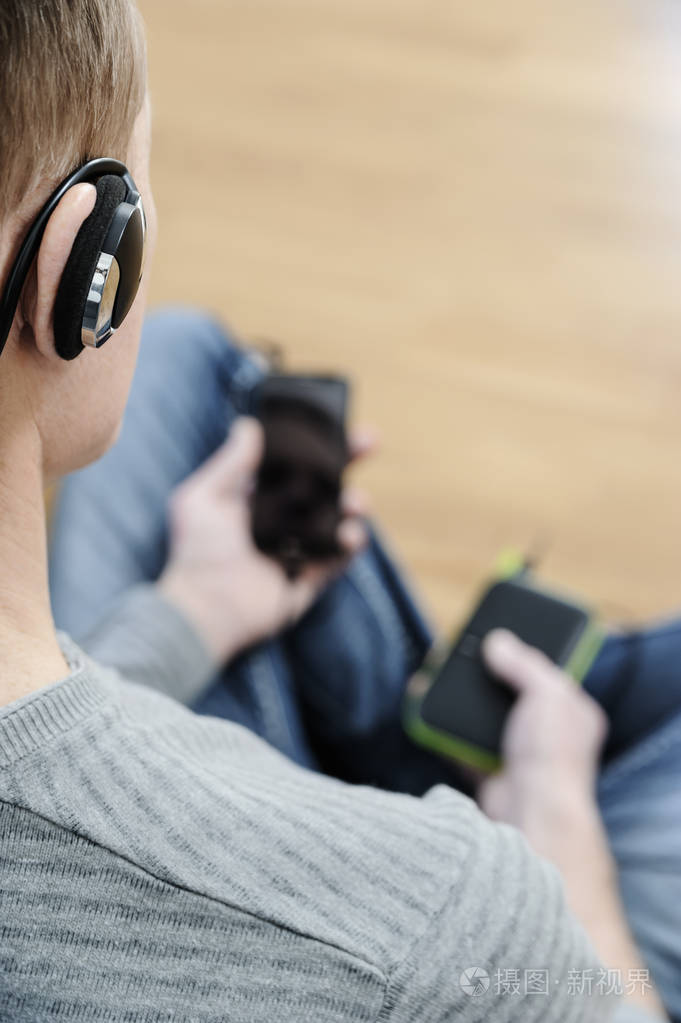 那个男人正在听音乐