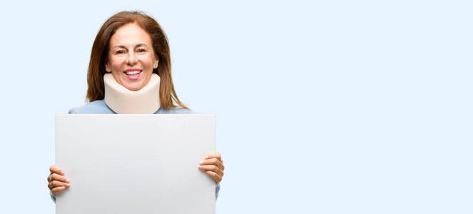 受伤的妇女戴着颈部大括号持有空白广告横幅, 良好的广告海报, 要约或公告, 大型报纸广告牌孤立的蓝色背景