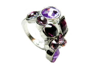 与紫罗兰色水晶首饰戒指