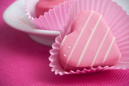 粉红色背景粉红色的心糕点