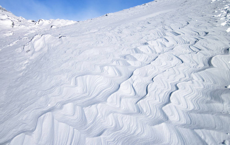 雪和冰被安排在盘旋的样式由于风在鲁霍伊山, 一座山在新西兰的北部海岛