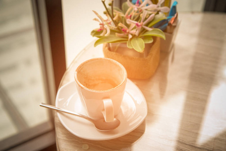 空杯咖啡在咖啡桌上