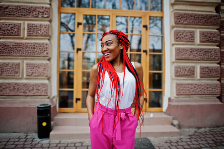 时尚的非洲裔美国女孩粉红色的裤子和红色的害怕 p