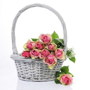 篮子里的粉玫瑰花束图片