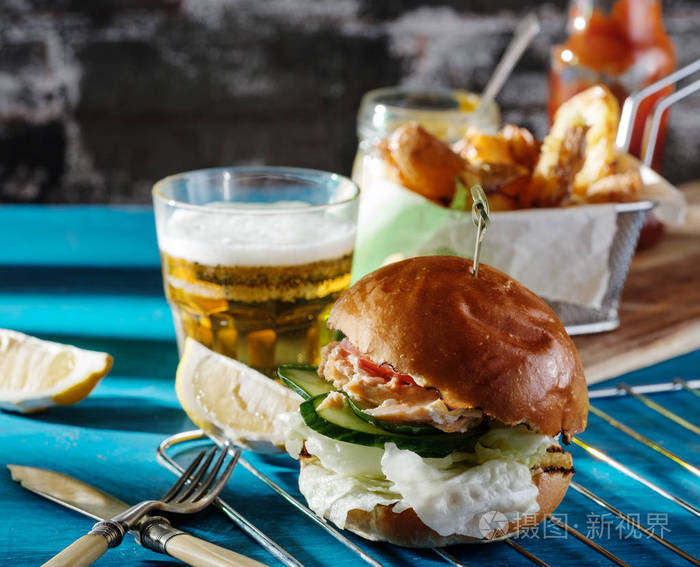 fishburger有配料薯条和一杯啤酒乡村猪圈